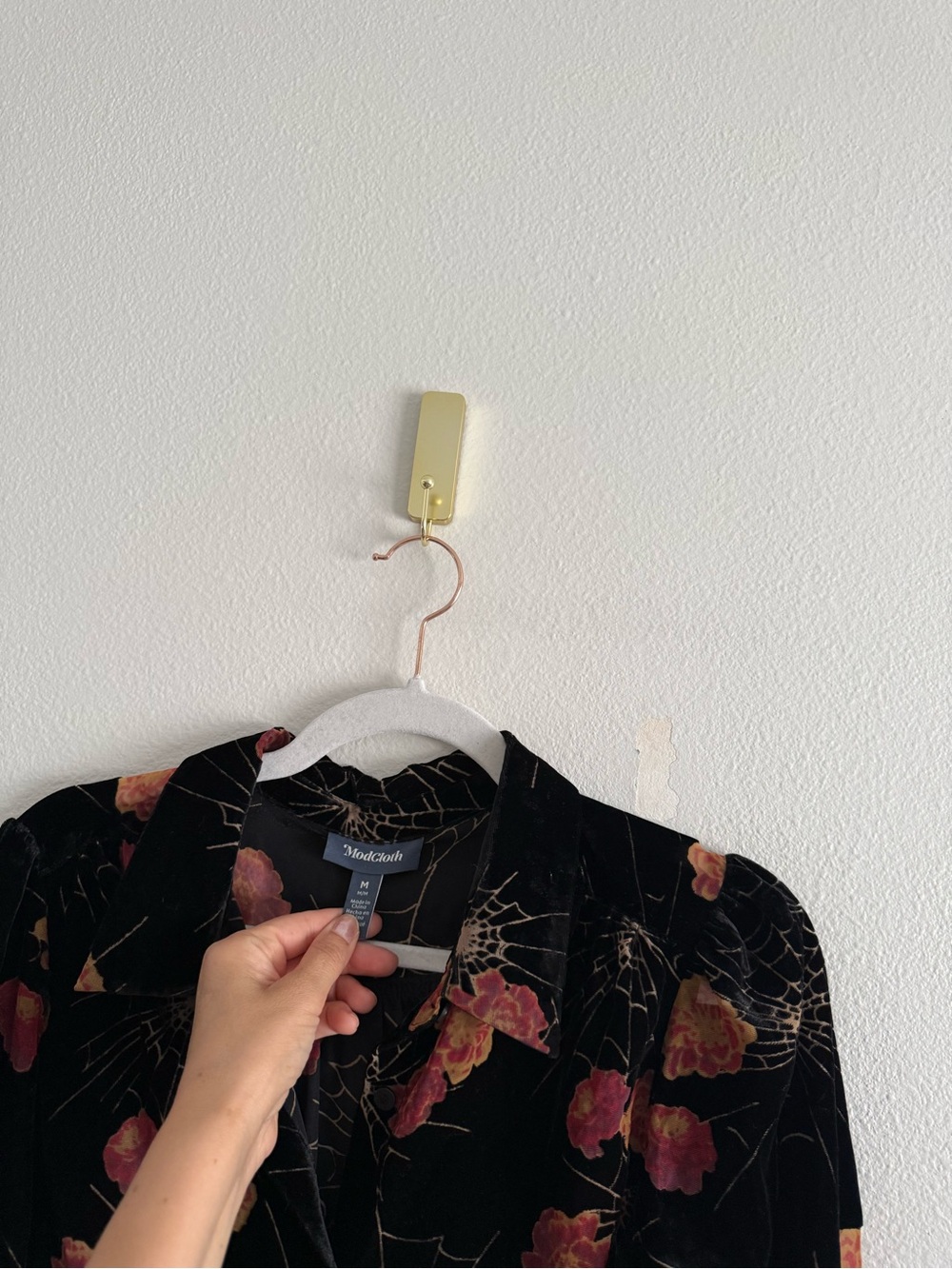 ModCloth Velvet Burnout Floral & Spiderweb Long Sleeve Button Down Sz M NWT - Picture 2 of 5